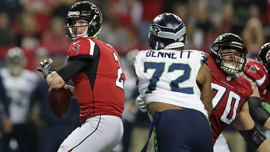 Matt Ryan (i) estuvo efectivo con sus pases ante los Seahawks