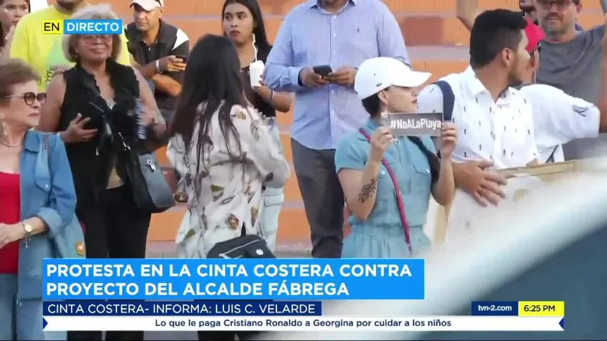 Realizan protesta en la cinta costera en oposición al proyecto de playas