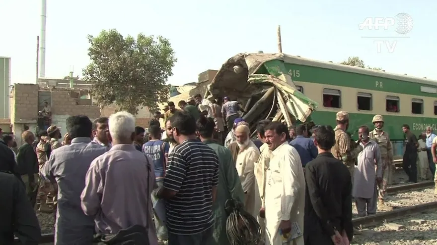 Trágico choque de trenes en Pakistán