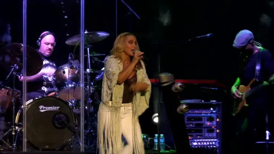 Anastacia llena de energía positiva al público del Starlite