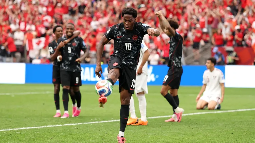 Jonathan David celebra durante el partido entre Canadá y Catar