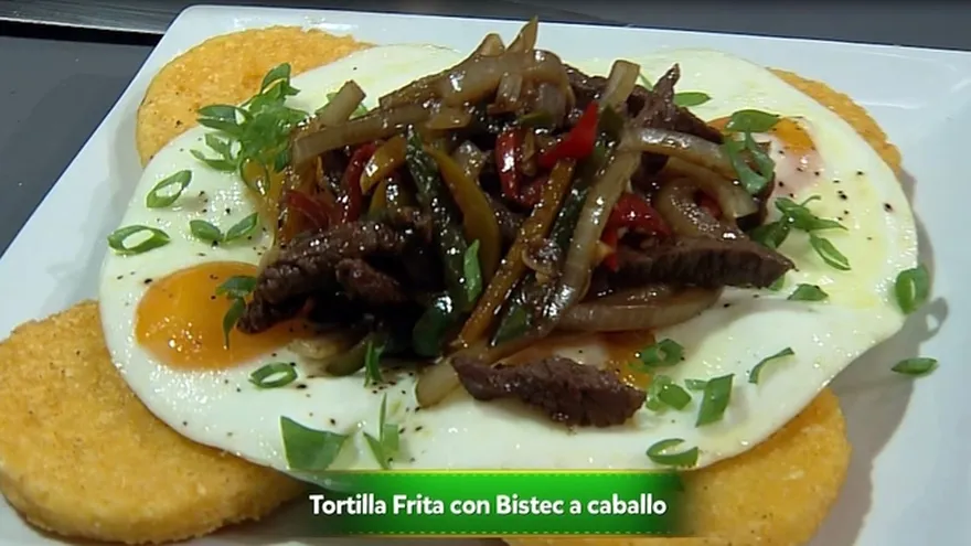 Tortilla frita con bistec a caballo