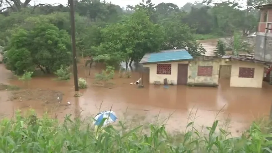 Casas inundadas en el Trapichito de La Chorrera