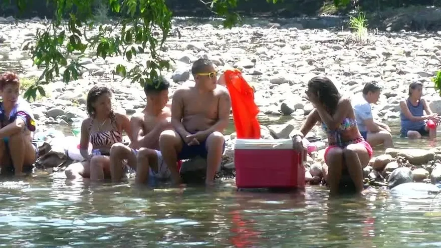 Panameños disfrutan de ríos y balnearios durante los días libres