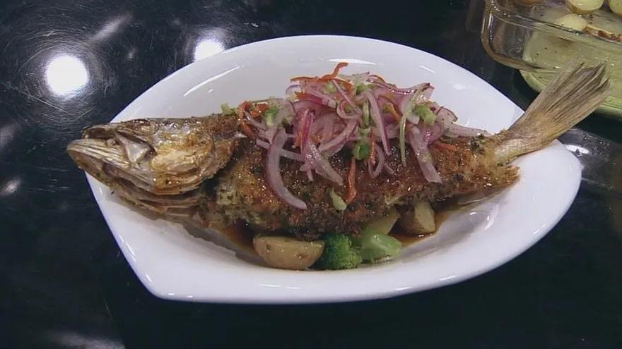 Pescado frito relleno de champioñones salteados al estilo oriental