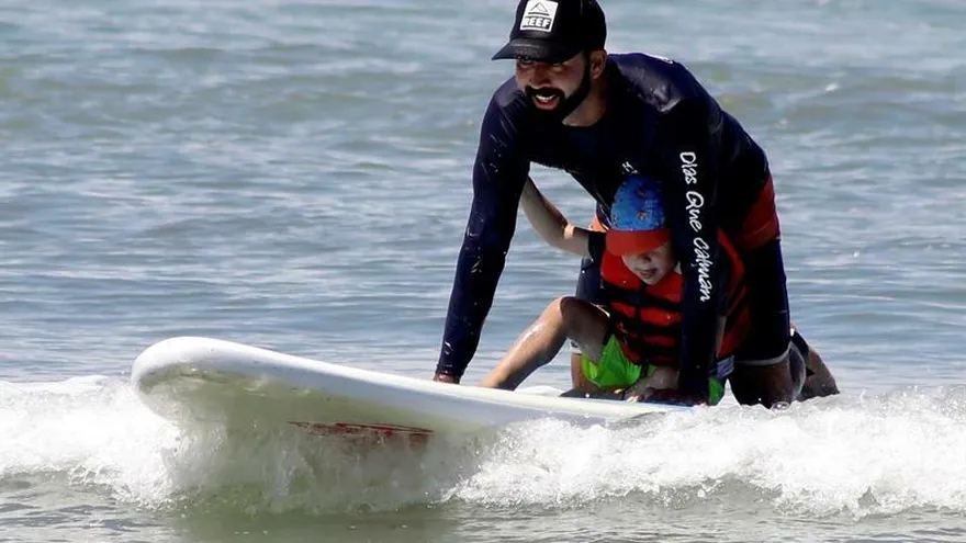 Olas y surf: una terapia para estimular a niños con autismo en Panamá