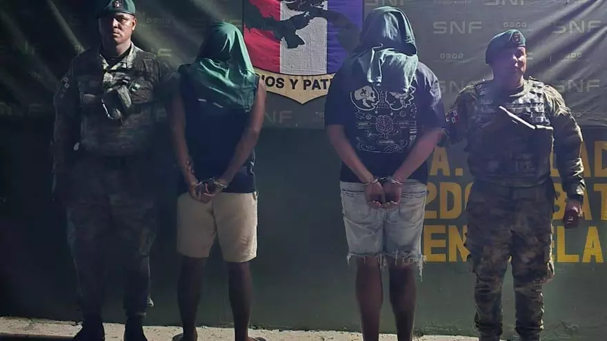 Senafront captura a dos panameños por tráfico ilegal de migrantes venezolanos.