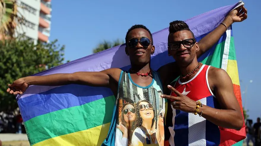 Una pareja en favor de la comunidad LGTBI este sábado, durante la novena jornada contra la homofobia y la transfobia, en La Habana (Cuba).