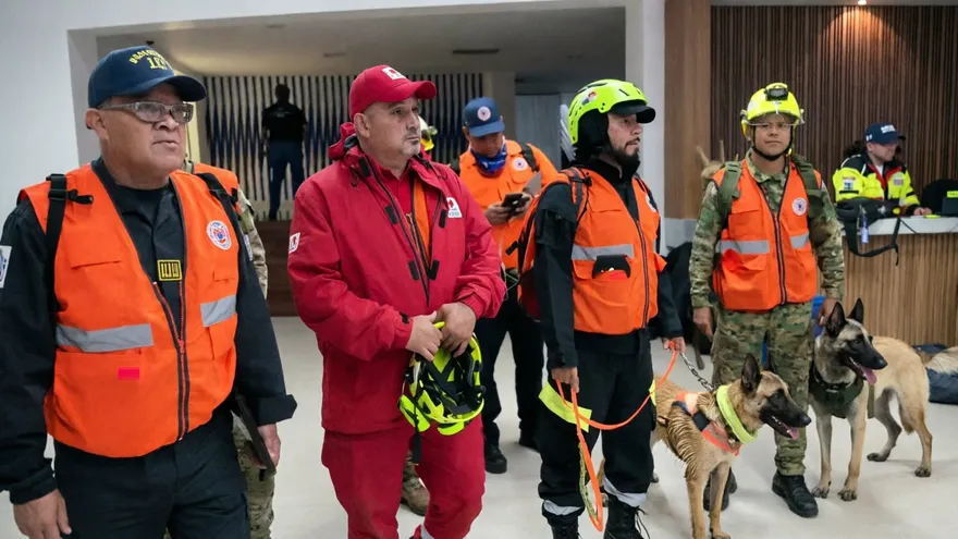 Primer grupo de rescatistas panameños en Venezuela.