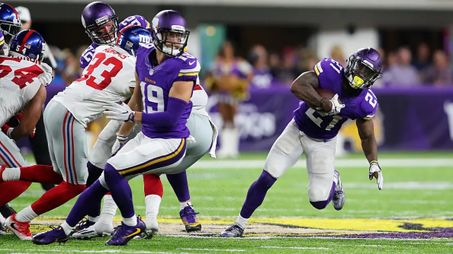 Acción del partido entre los Giants y los  Vikings