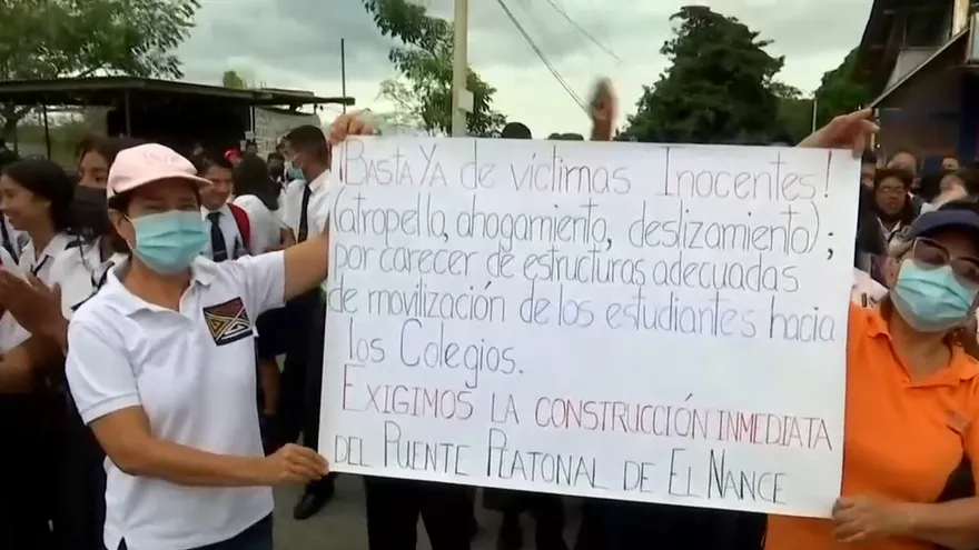 Residentes de una comunidad en San Carlos exigen puente peatonal