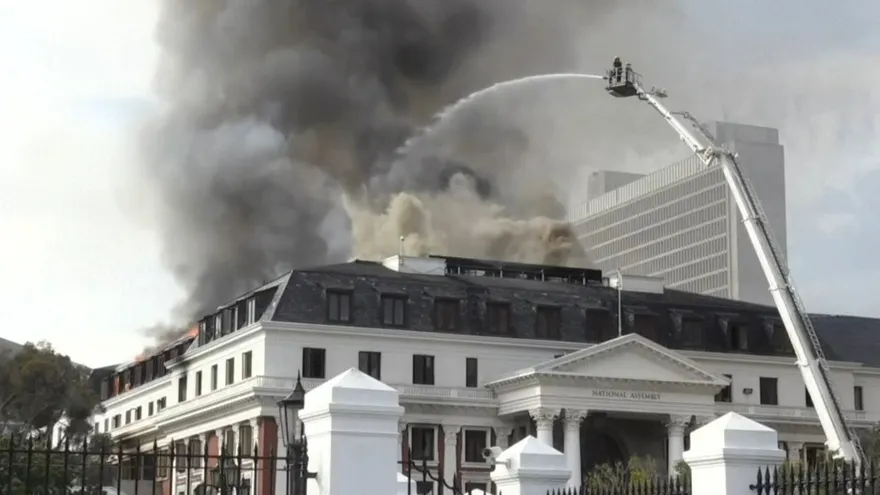 Se reactivó incendio que arrasó parte del parlamento de Sudáfrica