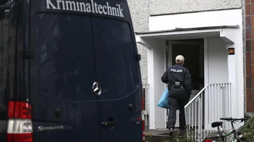 Un agente de policía entra en un apartamento en el distrito de Paunsdorf en Leipzig, Alemania, hoy, 10 de octubre de 2016.