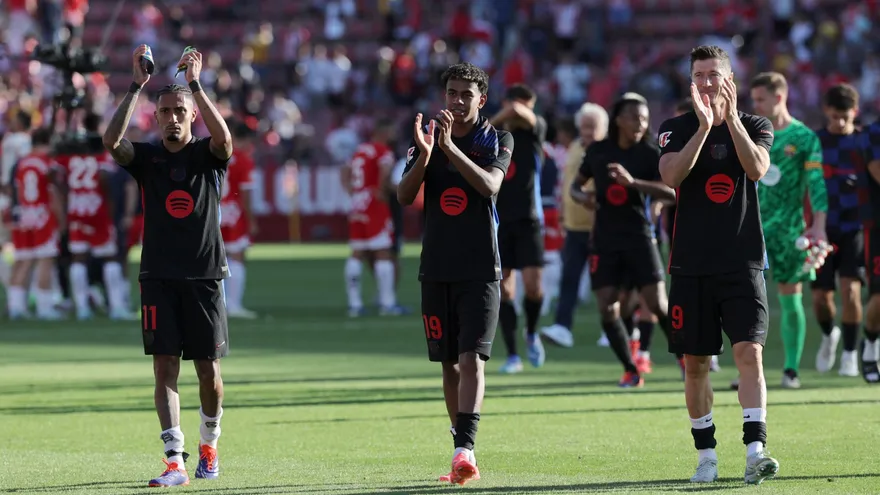 Raphinha (i), Lamine Yamal (c) y Robert Lewandowski (d)