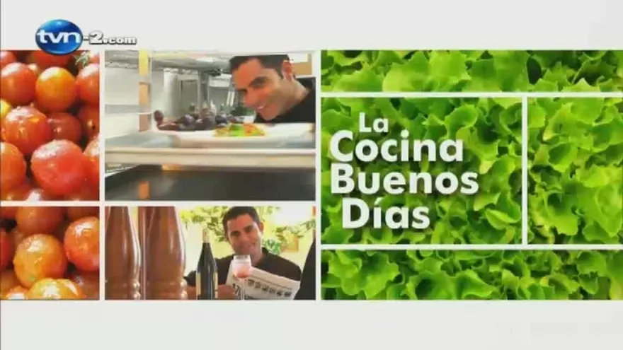 Crepes De Ponche Rellenos De Manzana Y Fresas Salteadas