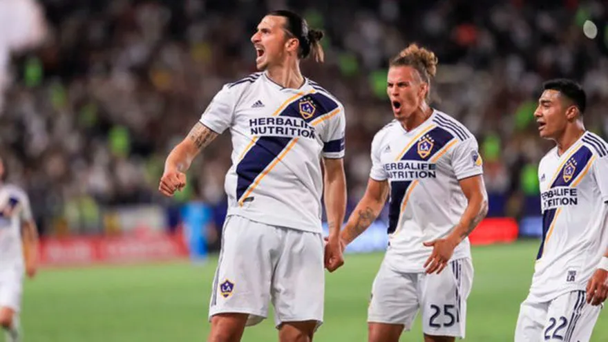 Hat-trick de Zlatan en el derbi angelino de la MLS