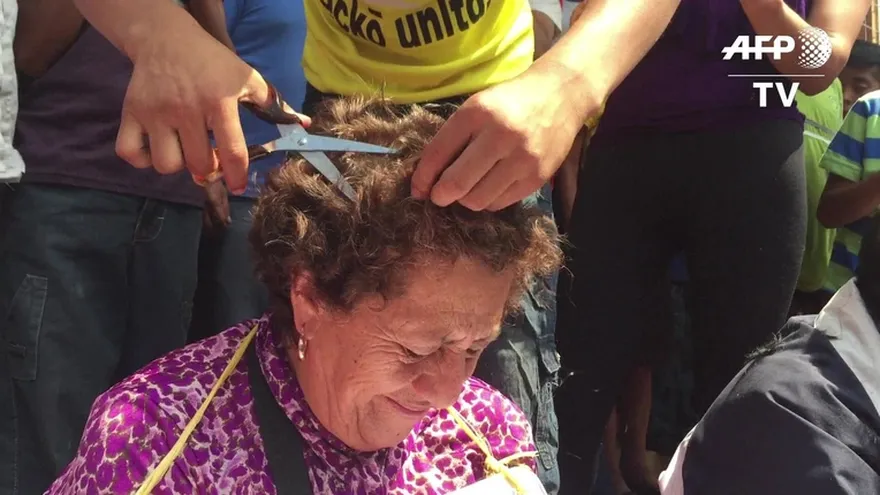 Rapan y humillan a maestros "traidores" en sur de México