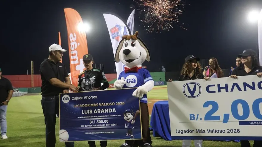 Luis Aranda (c) recibe su premio como Jugador Más Valioso del 57 Campeonato Nacional de Béisbol Juvenil