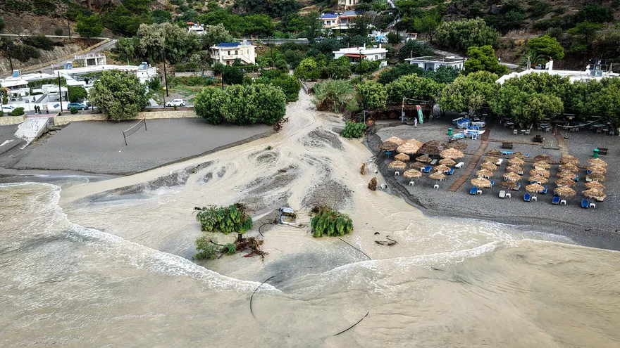Una fotografía aérea muestra un coche y árboles arrastrados al mar, tras fuertes lluvias e inundaciones, en Therma, cerca de Ierapetra, en la isla de Creta