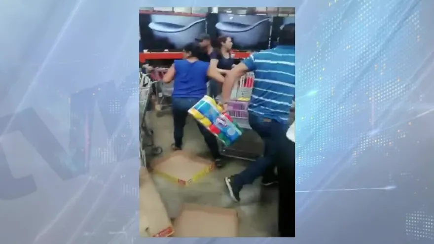 Panameños abarrotan comercios para comprar gel alcoholado y otros productos