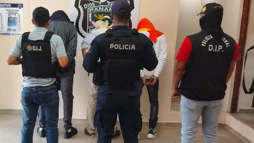 Tres de los más buscados vinculados a la pandilla '100% Puros' se entregan ante el Ministerio Público.