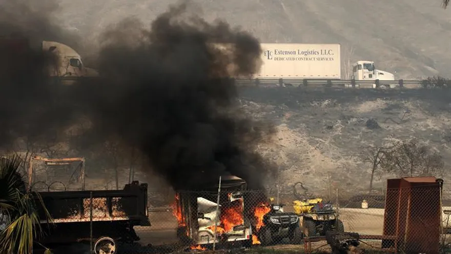 Las autoridades consideran que estos últimos fuegos podrían tener un coste económico de más de 25 millones de dólares para el sur de California, donde numerosos cultivos de cítricos han sido reducidos a cenizas, según los cálculos preliminares.