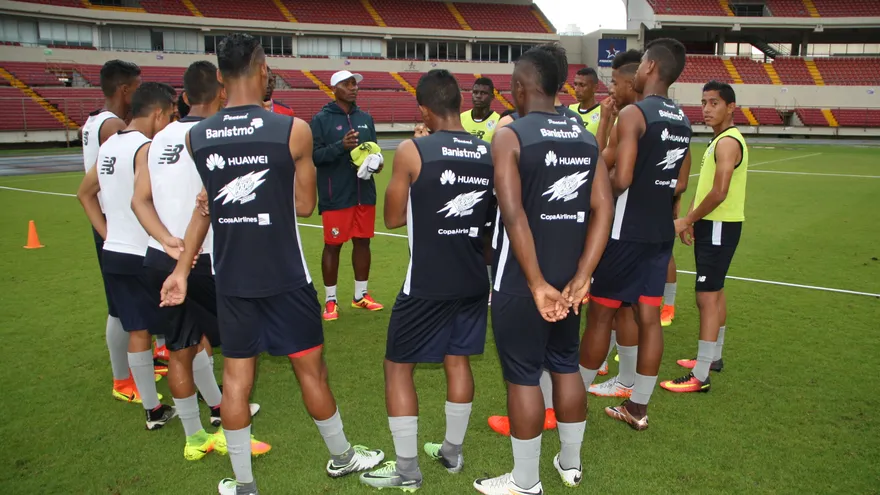 El técnico Juan Carlos Cubilla habla con jugadores de la Selección de Fútbol  Sub-17 de Panamá
