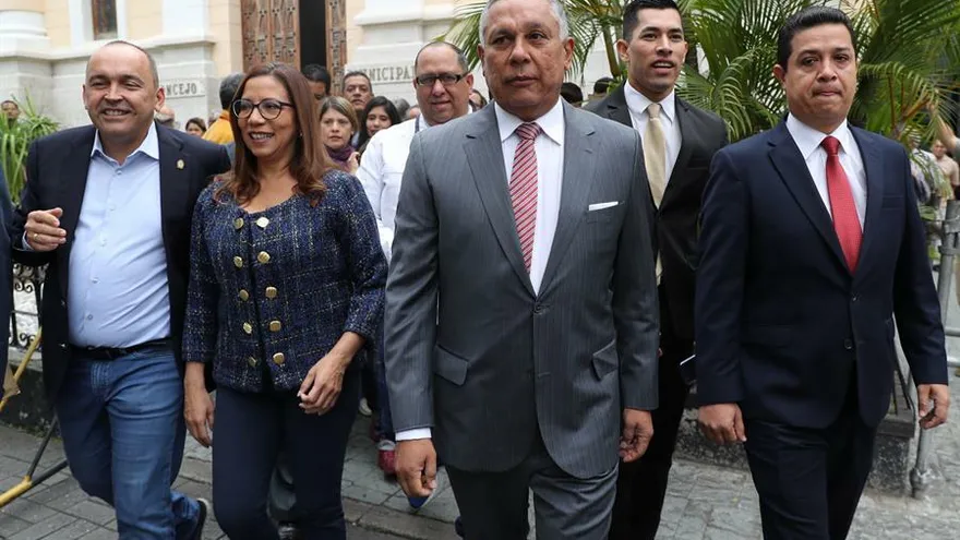 Los diputados oficialistas Francisco Torrealba (i), Tania Diaz (2i), Pedro Carreño (c) y William Gil (d) llegan este martes al Palacio Federal Legislativo, sede de la Asamblea Nacional, en Caracas (Venezuela).