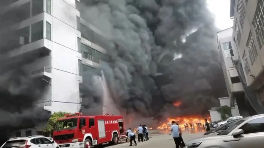 Incendio en una fábrica de calzados en China