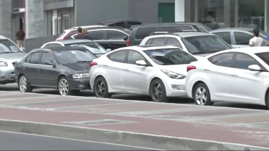 Decreto establece multas de $100 por estacionarse sobre aceras