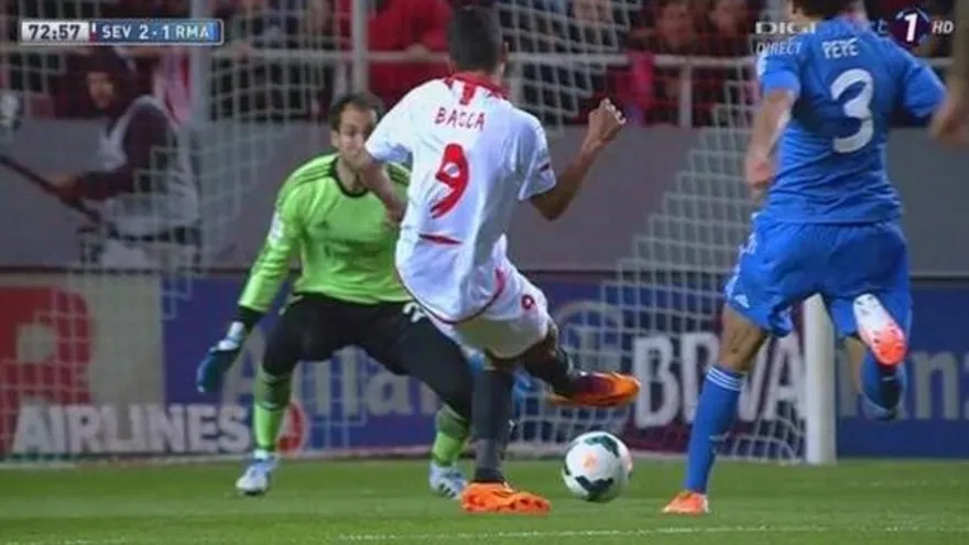 Bacca marca el 2-0 para el Sevilla frente al Real Madrid