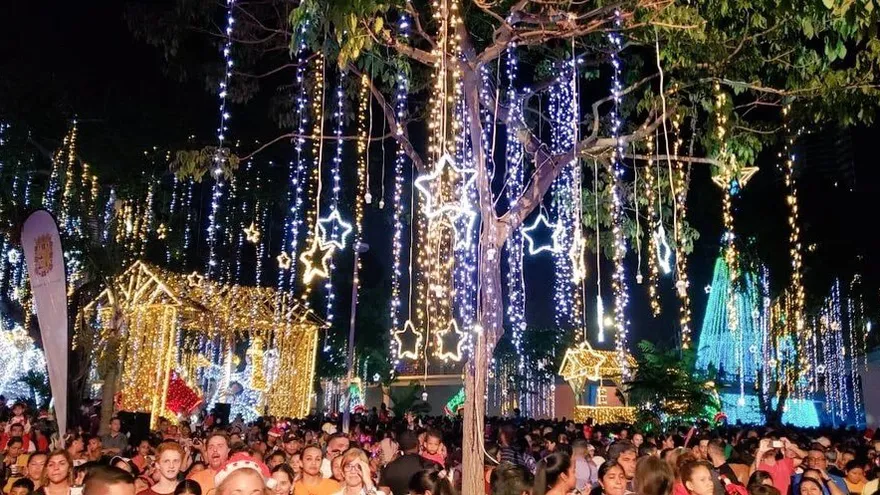 Parques de la ciudad capital se iluminan con el espíritu navideño
