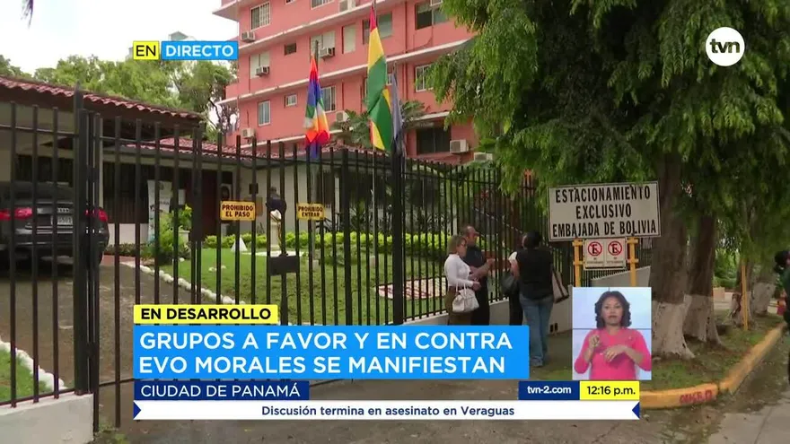 Grupos a favor y en contra de Evo Morales protestan fuera de la embajada de Bolivia en Panamá