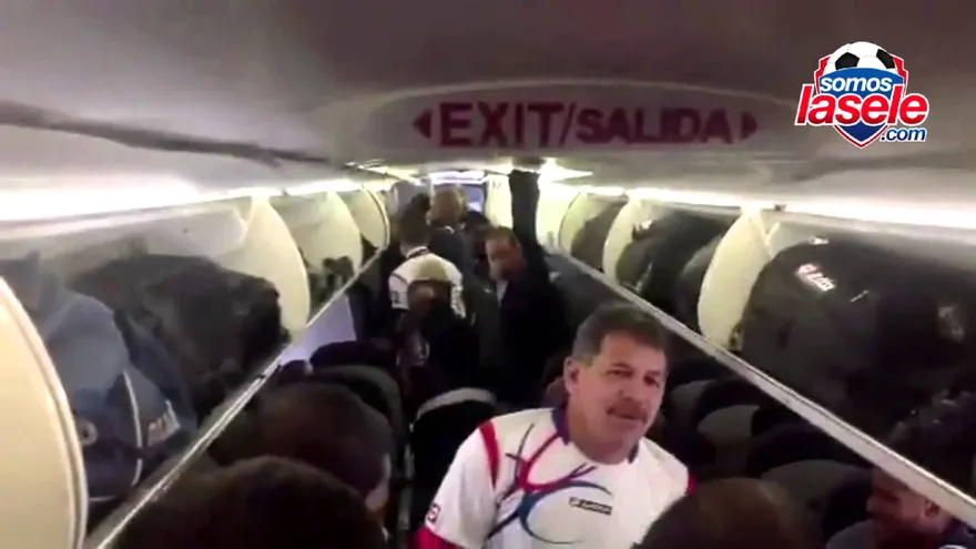 La sele en el avión antes de viajar a Jamaica