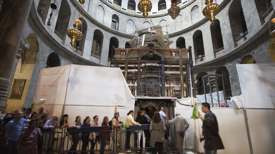 Unos turistas esperan su turno para visitar el lugar donde la tradición cristiana sitúa la tumba de Jesucristo, en el interior de la iglesia del Santo Sepulcro en Jerusalén (Israel)