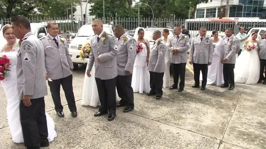 Policías dicen “sí” ante el altar
