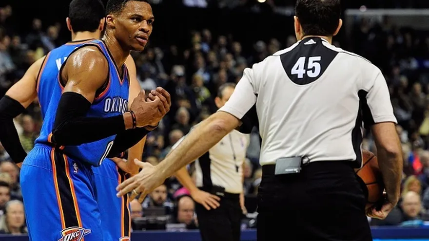 Russell Westbrook (i) reclama antes de ser expulsado