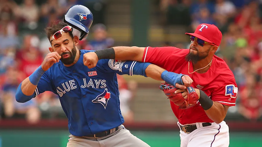 Rougned Odor (d)  golpea a José Bautista (i)
