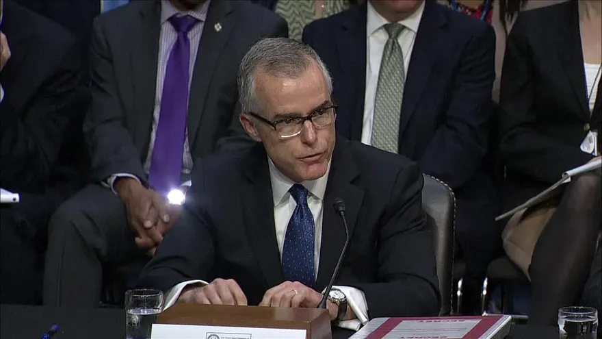 Blanco de críticas de Trump, renuncia el número dos del FBI