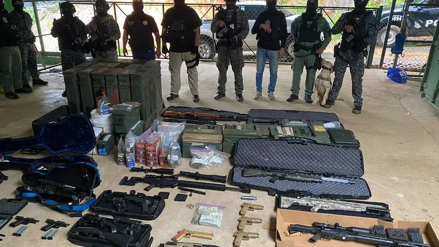 Unas 16 armas, entre ellas, rifles de asalto y más de 40 mil municiones se encontraron en la residencia