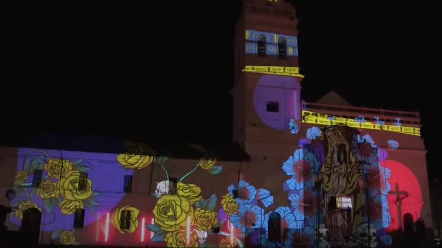 Quito se convierte en un caleidoscopio durante el "Festival de la Luz"
