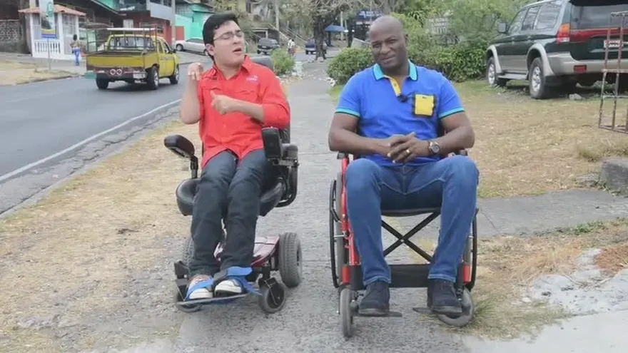 El alcalde de San Miguelito se aventura con Juanpi en silla de ruedas