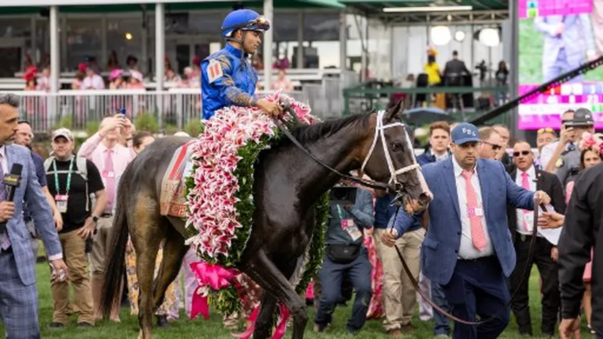 Luis Saéz sobre los lomos de 'Good Cheer'