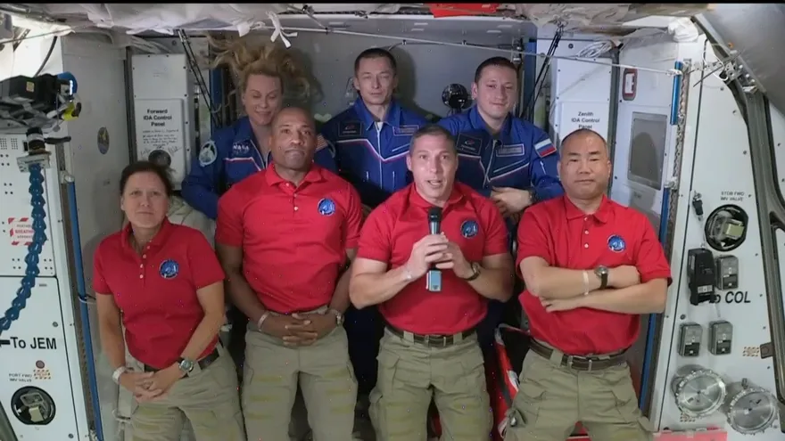 Astronautas ingresan a Estación Espacial Internacional tras viaje exitoso de SpaceX