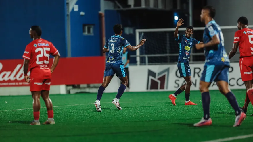 Jugadores del Veraguas United celebran durante el partido ante Unión Coclé