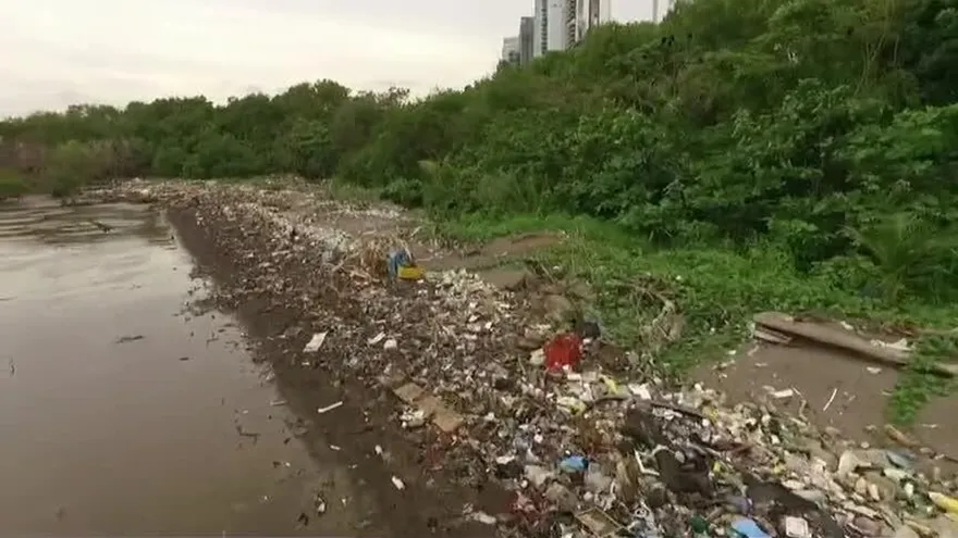 Inspeccionan playas en la capital repletas de basura