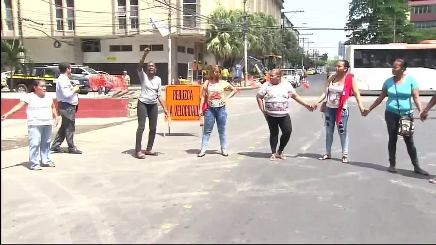 Padres de familia cierran la vía Justo Arosemena por demolición de escuela República de Venezuela