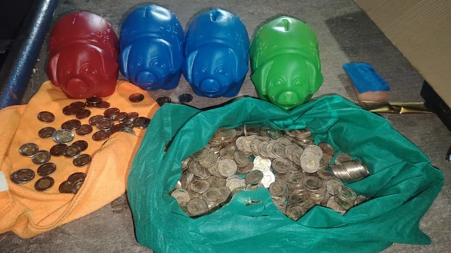 Las monedas se encontraban dentro de una bolsa y en cuatro alcancías de plástico.