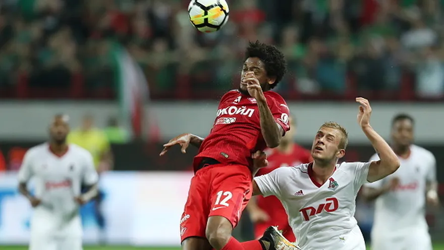Luiz Adriano (12) salta para cabecear el balón