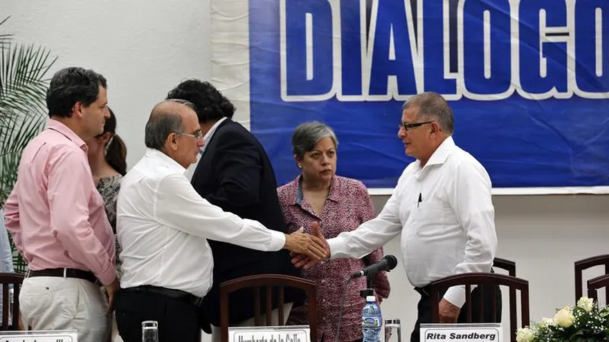 En la imagen, el jefe del equipo negociador del Gobierno de Colombia, Humberto de la Calle (i), junto al comandante de la guerrilla colombiana FARC, Rodrigo Granda (d).